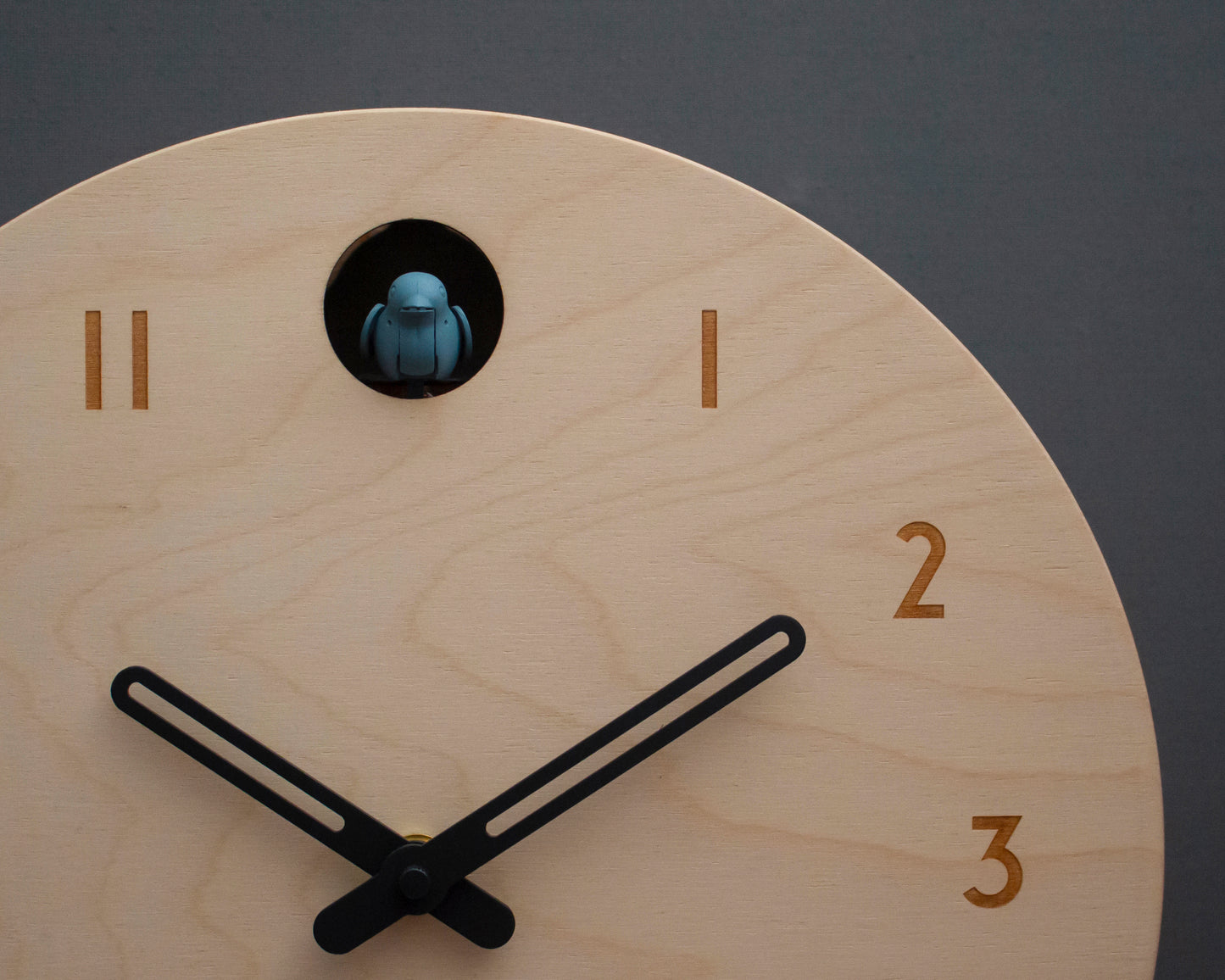Minimal Wooden Wall Clock – Modern Birch Design with Custom Color Hands and Bird